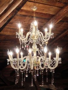 RAFFINIERTER 16-FLAMMIGER MURANO-LÜSTER MIT ANHÄNGERN